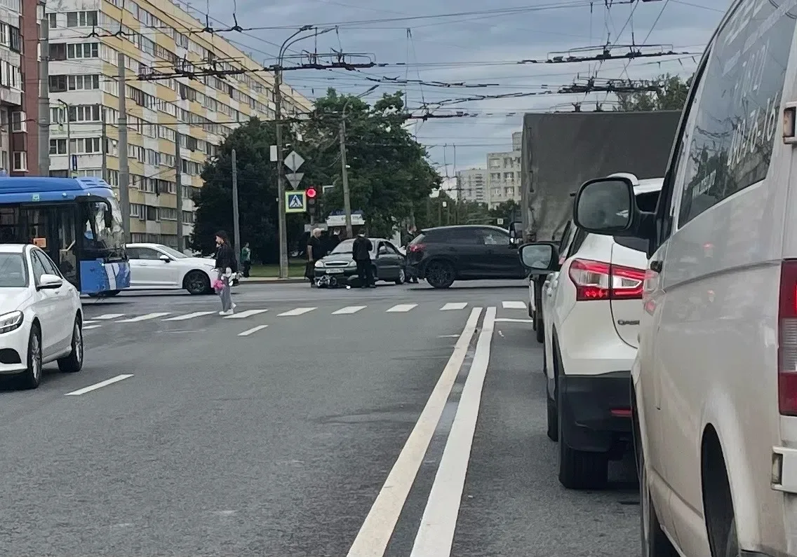 На пересечении Ленинского проспекиа и Зины Портновой сбили мотоциклиста. Вроде все живы.