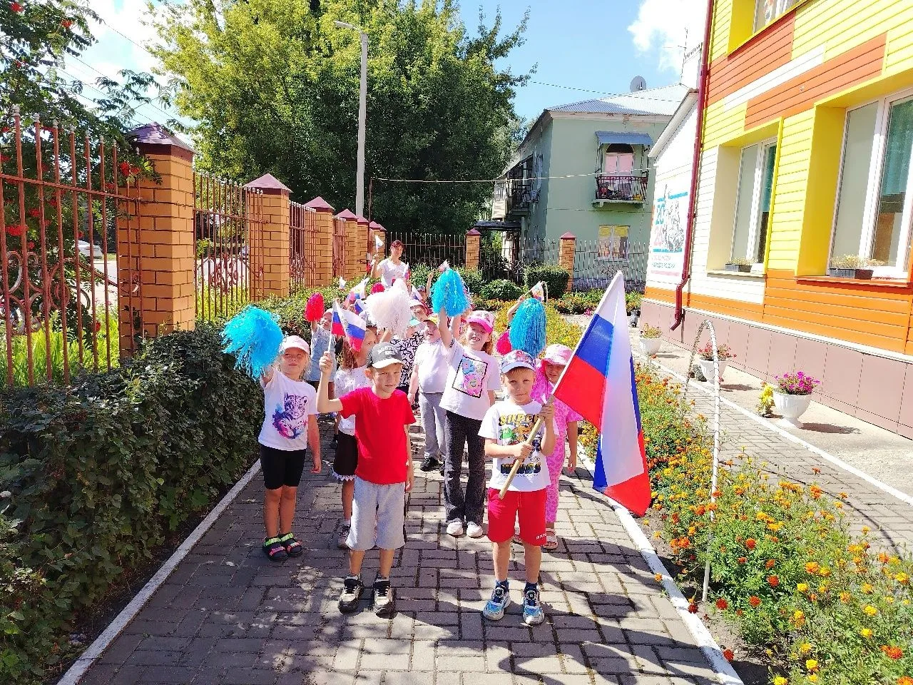 Воспитанники детского сада с радостью приняли участие в акции «Забег с флажками», посвя...