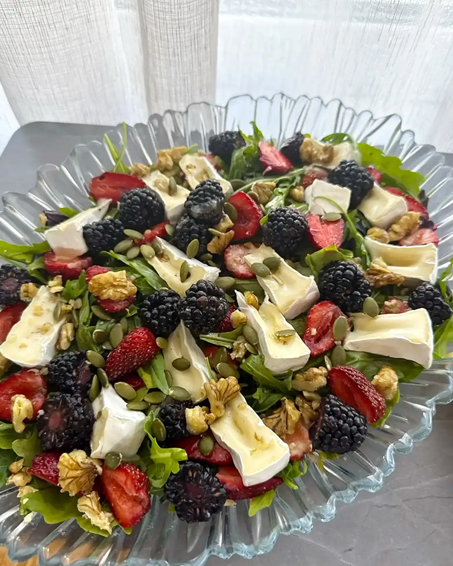 Рецепт потрясающего крымского салата от моих кумовей 🍓🧀  Кати и Сергея! 

Я сегодня к ним так и не