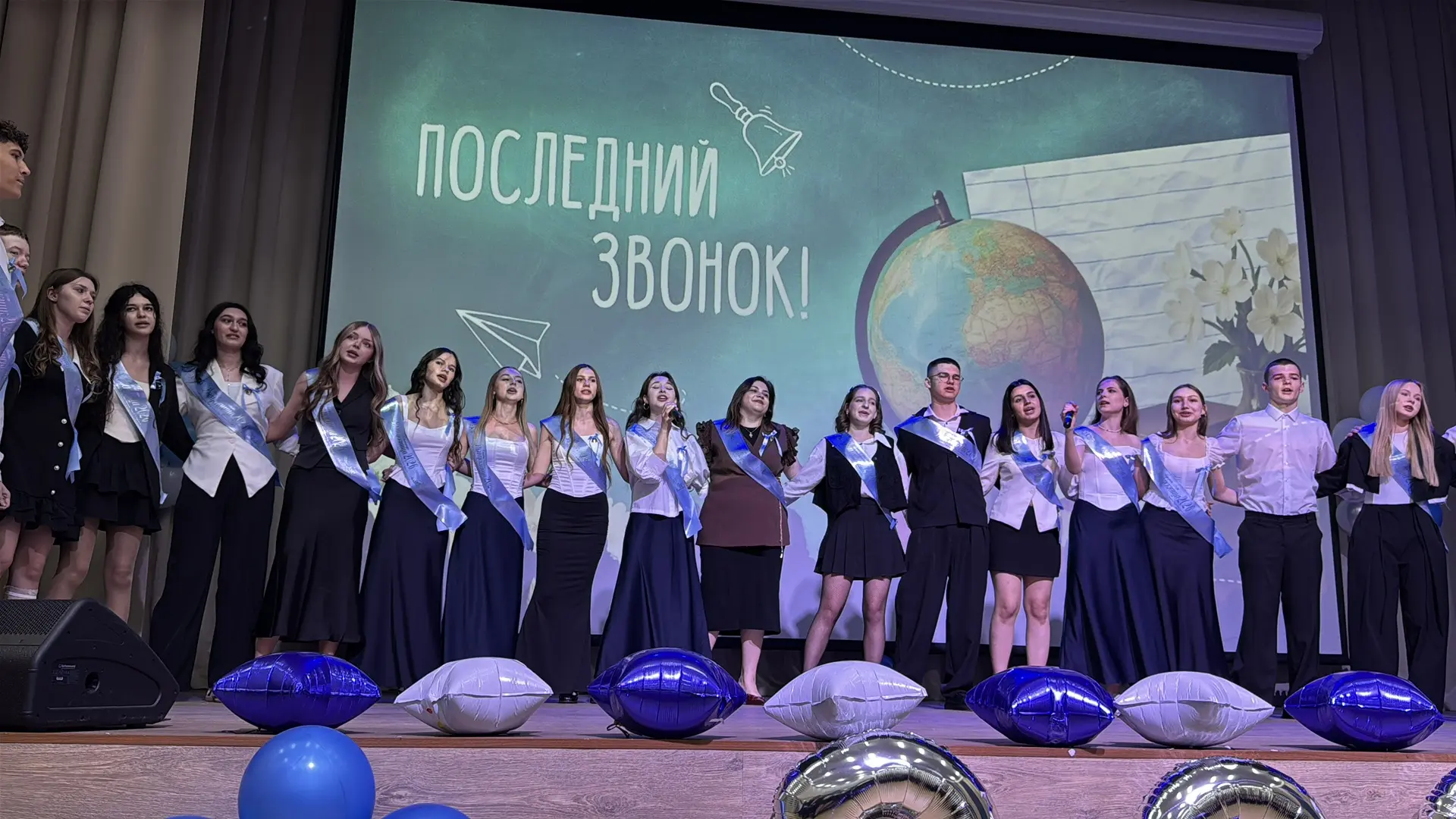 ПОСЛЕДНИЙ ЗВОНОК В ТРЕТЬЕМ КОРПУСЕ: ПРОЩАНИЕ С ДЕТСТВОМ — 11 КЛАСС 🎓✨  Сегодня прозвенел последний з