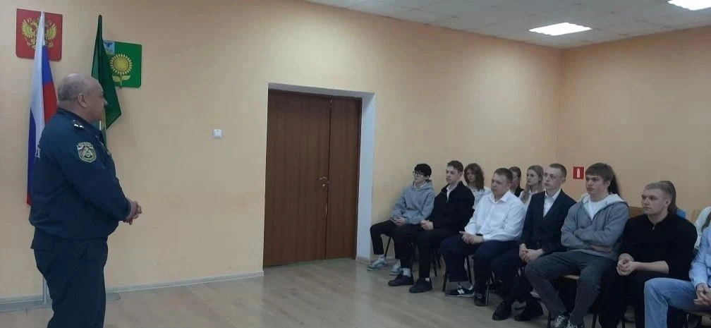 Профориентационная беседа о карьере в МЧС России 🚨🚒👩‍🚒  14 апреля 2026 года начальник Алексеевской п