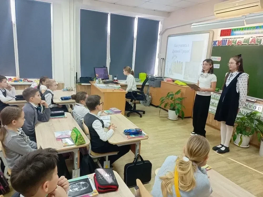📚🎓 Шестиклассники погрузили второклассников в мир древнегреческих школ!  В рамках Дня общественных н