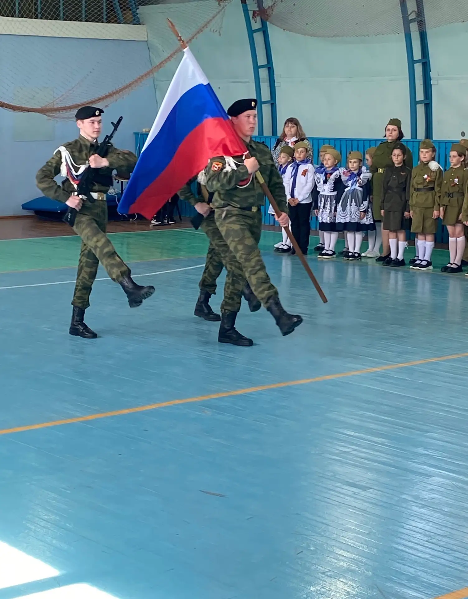 Сегодня в Истошинской школе прошёл смотр‑конкурс строя и песни, посвящённый 81‑й годовщине Дня Побед