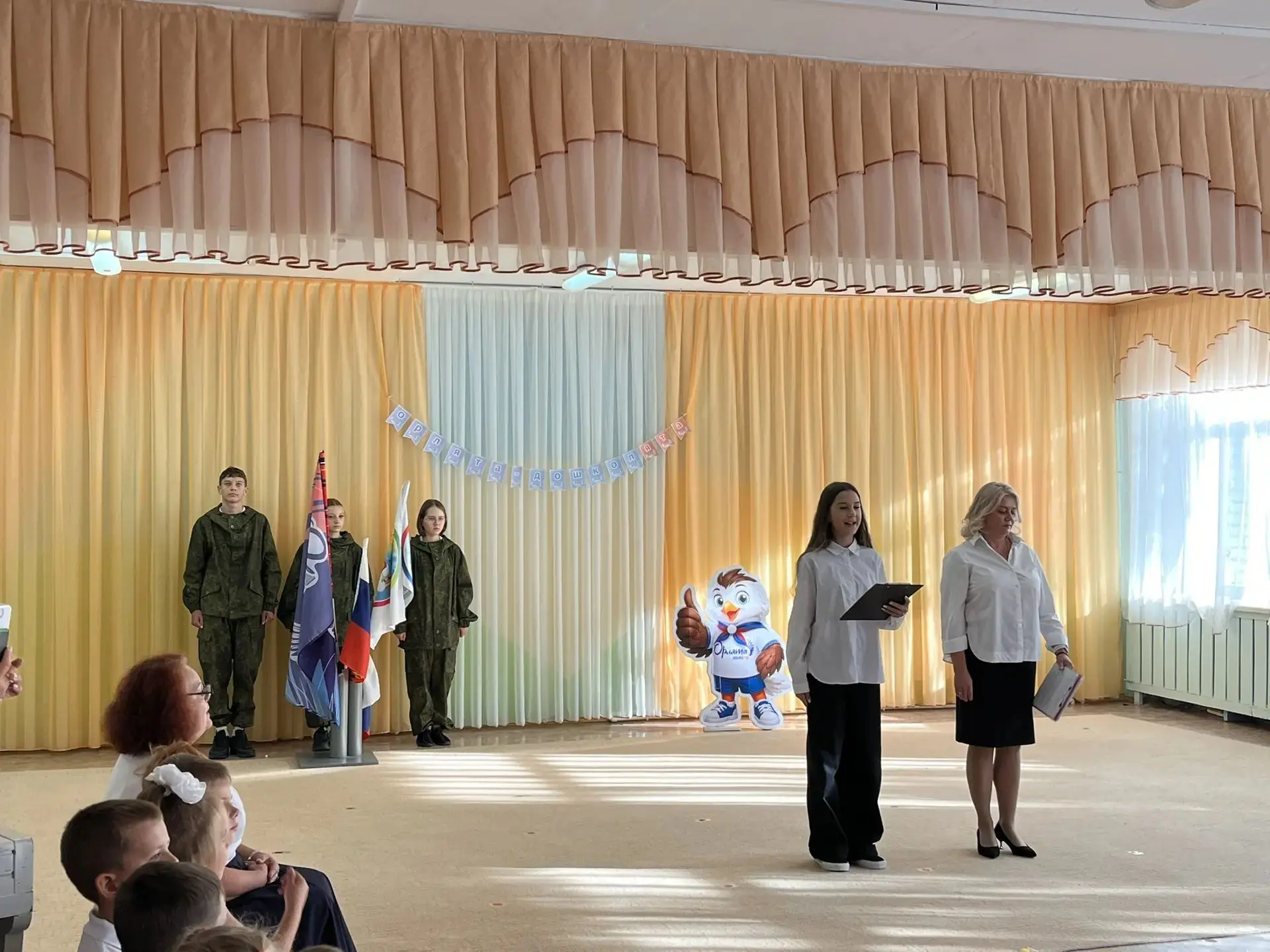 🌟Замер зал в торжественном молчании,