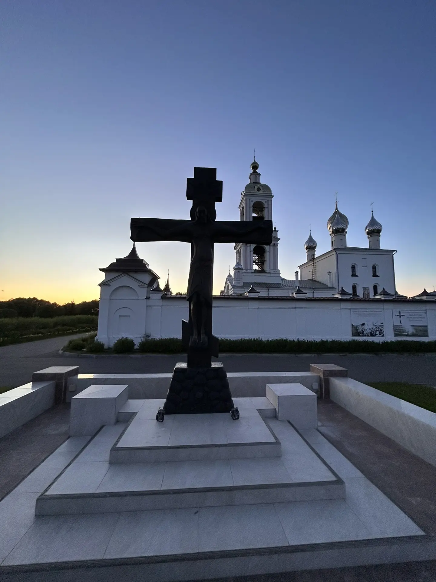☦️ Огради́ меня, Го́споди,
си́лою Честна́го и Животворя́щаго Креста́ Твоего́,
и сохрани́ меня от вся