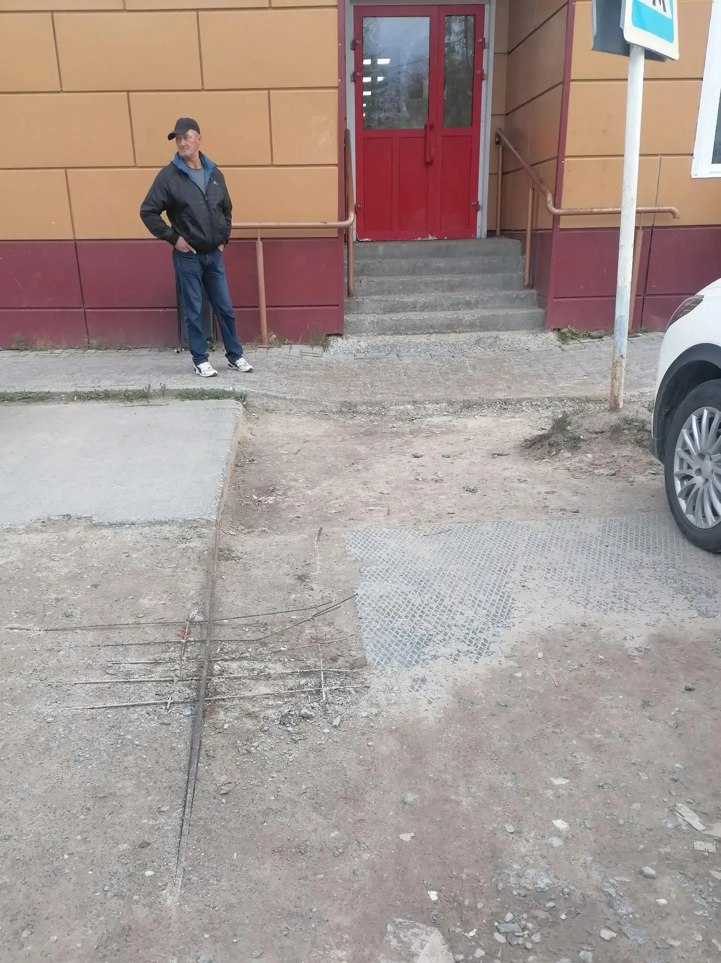 Срежьте, пожалуйста эти железки, много детей спотыкаются. Возле входа в Сибиряк.