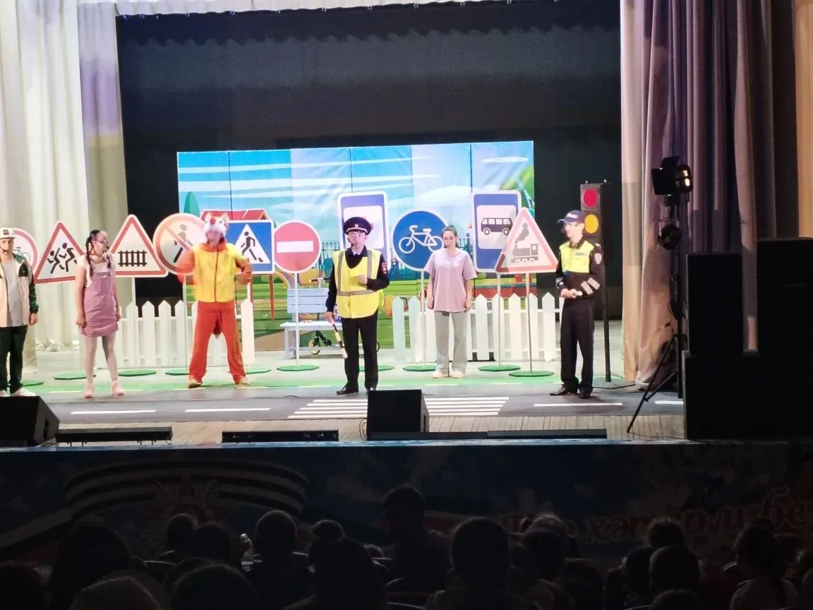 Театрализованное представление в ДК им.Ю.Гагарина. Герои спектакля напомнили ребятам пр...