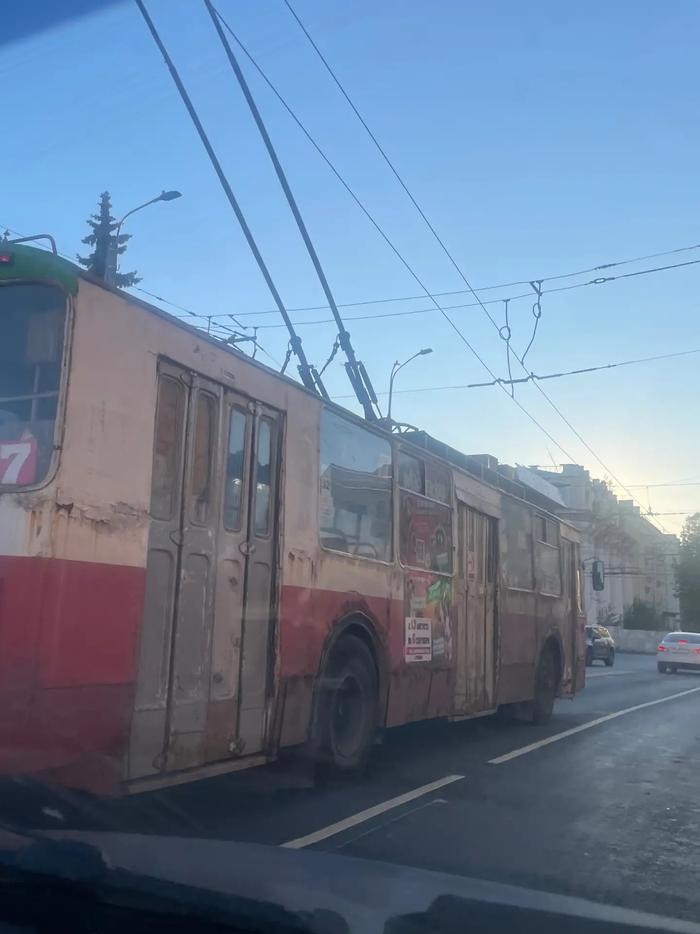 Контраст старого троллейбуса и ясного дня — типичный Ивановский кадр.