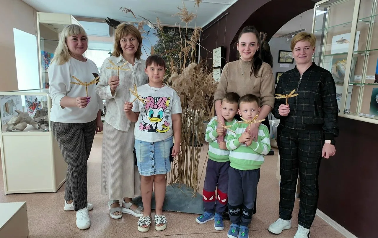 В Кирсановском краеведческом музее прошел семейный мастер-класс по старинному ремеслу — соломоплетен
