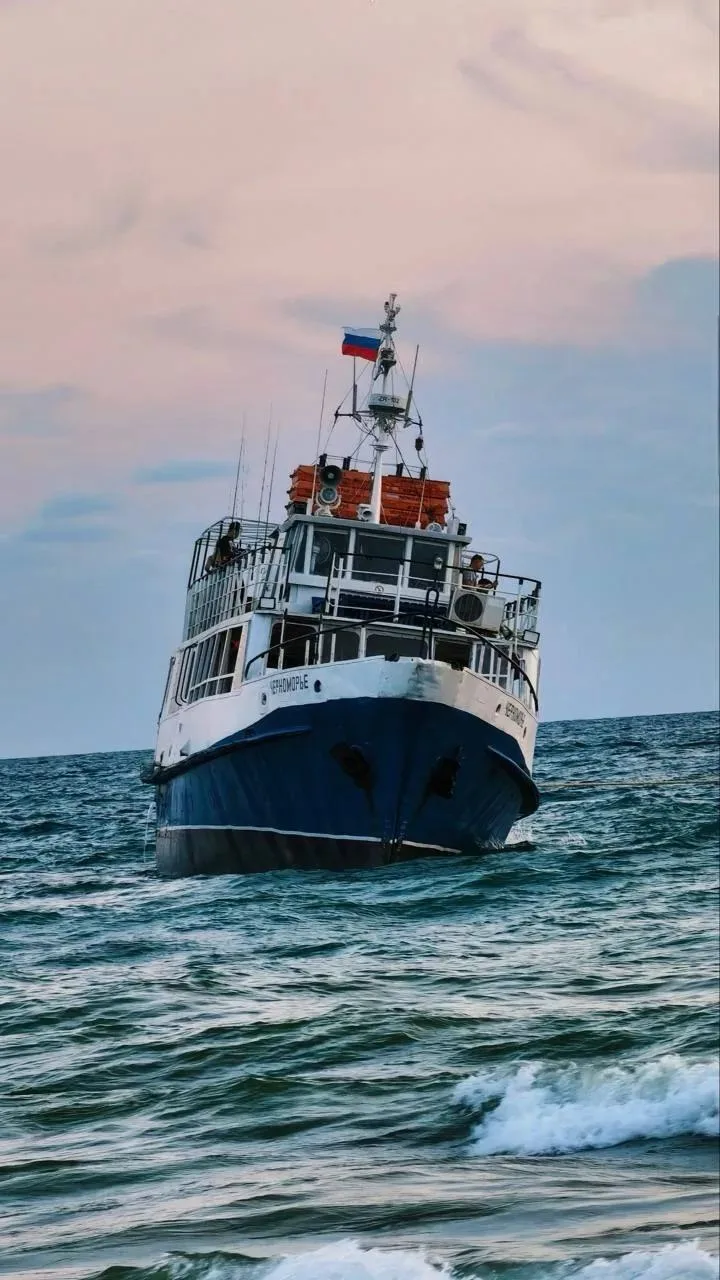 🌊 В Джемете корабль «Черноморье» сел на мель из-за сильных волн
