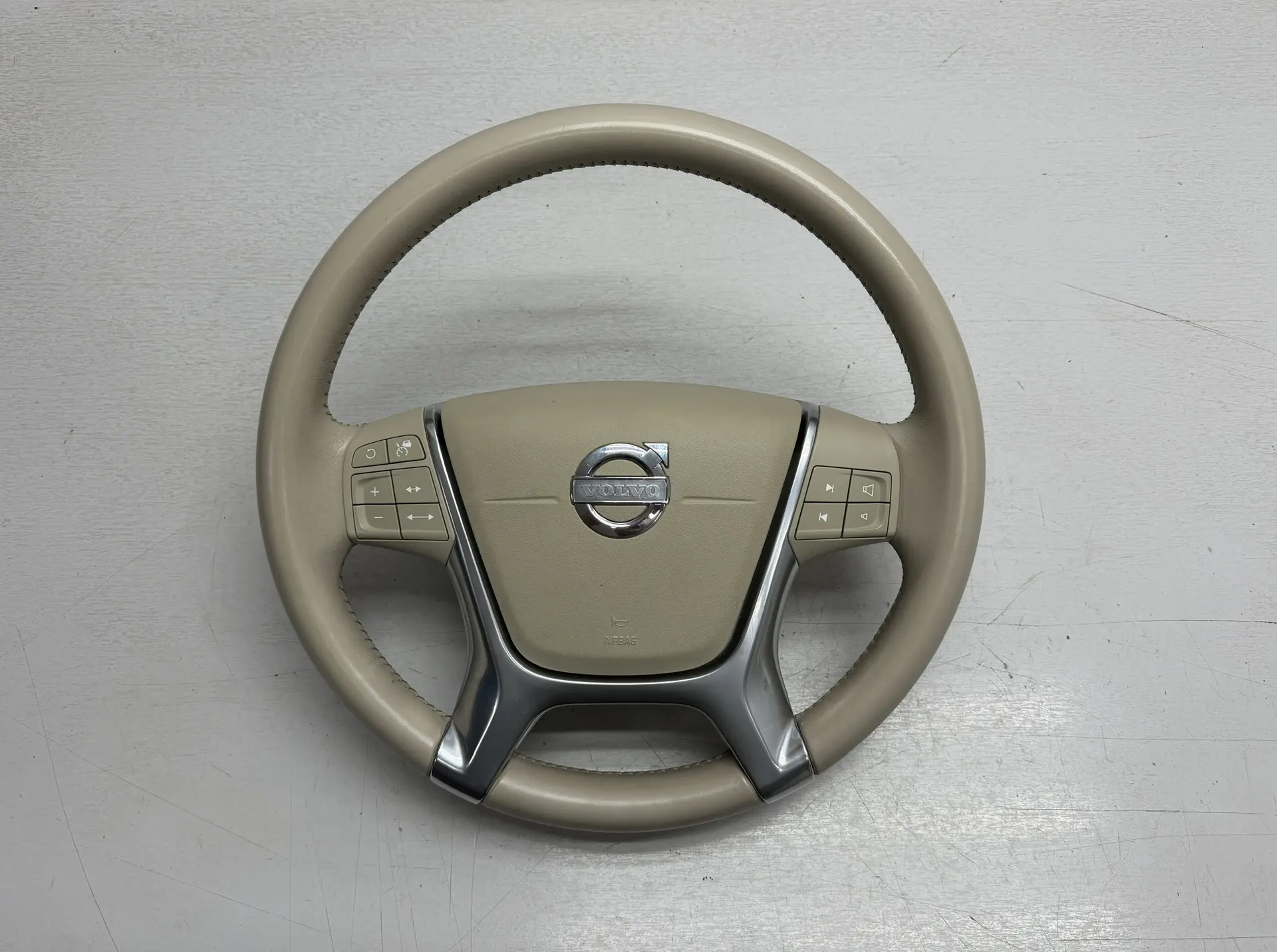 В продаже 4-х спицевый руль в сборе с подушкой безопасности для Volvo
