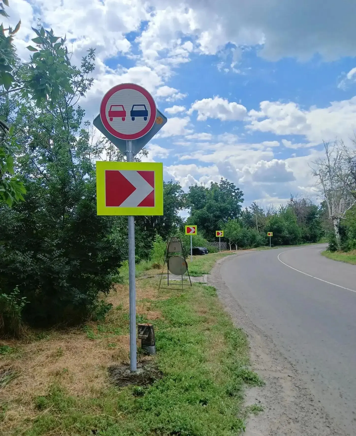 🚧 Новые ориентиры появились на трассе Свердловск – Червонопартизанск 
 
Установленные недавно дорож