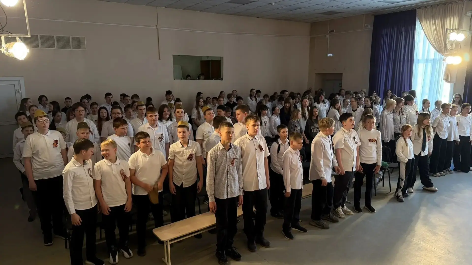 В преддверии 9 Мая в стенах школы прошёл конкурс военной песни среди 5-х и 6-х классов — «Песни Побе