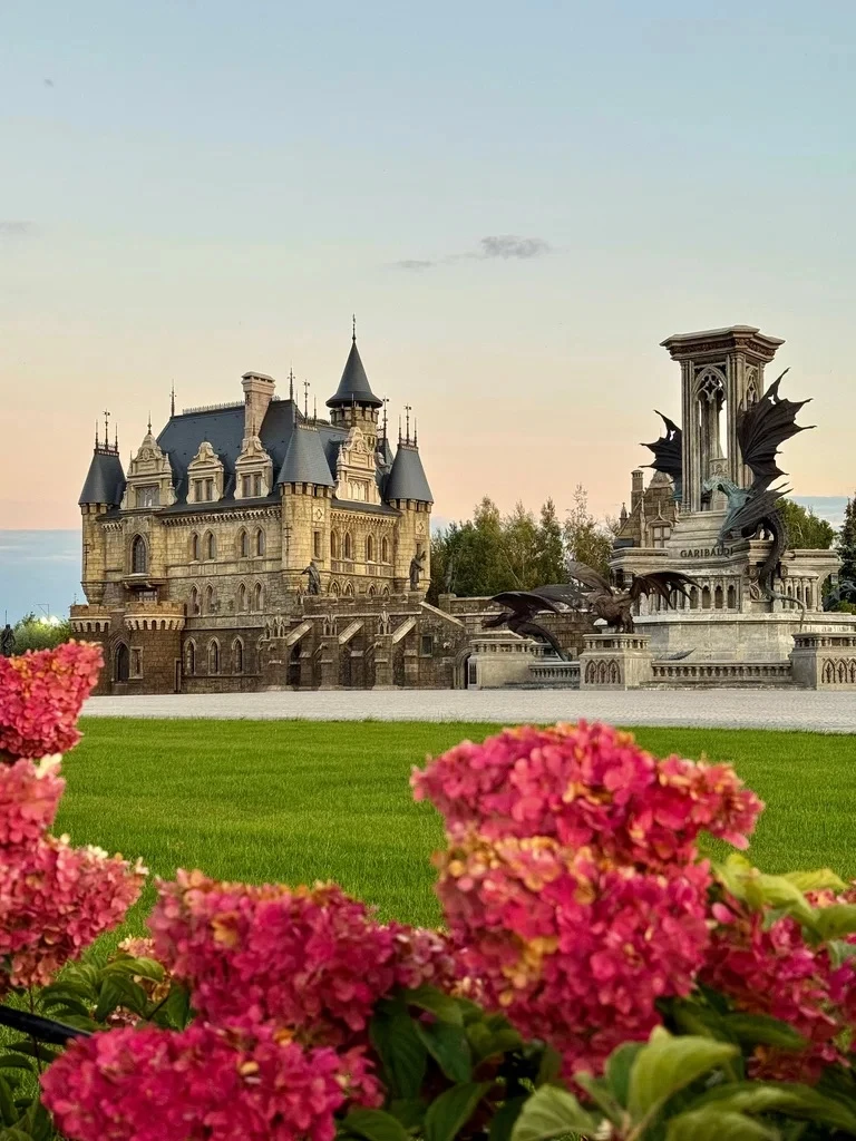 🏰 Средневековый замок на берегу Волги

Чтобы увидеть настоящий готический замок, необязательно ехат