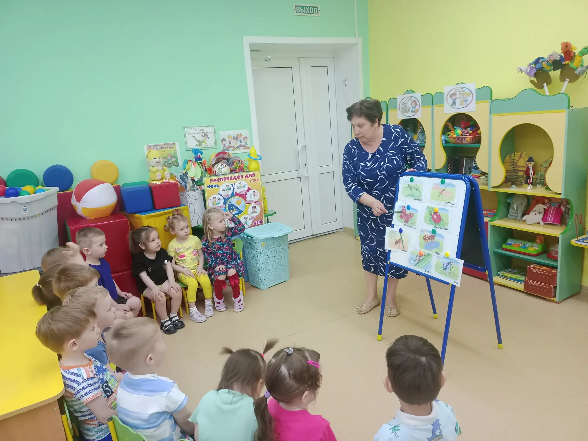 В  младшей группе ребята познакомились с миром насекомых.