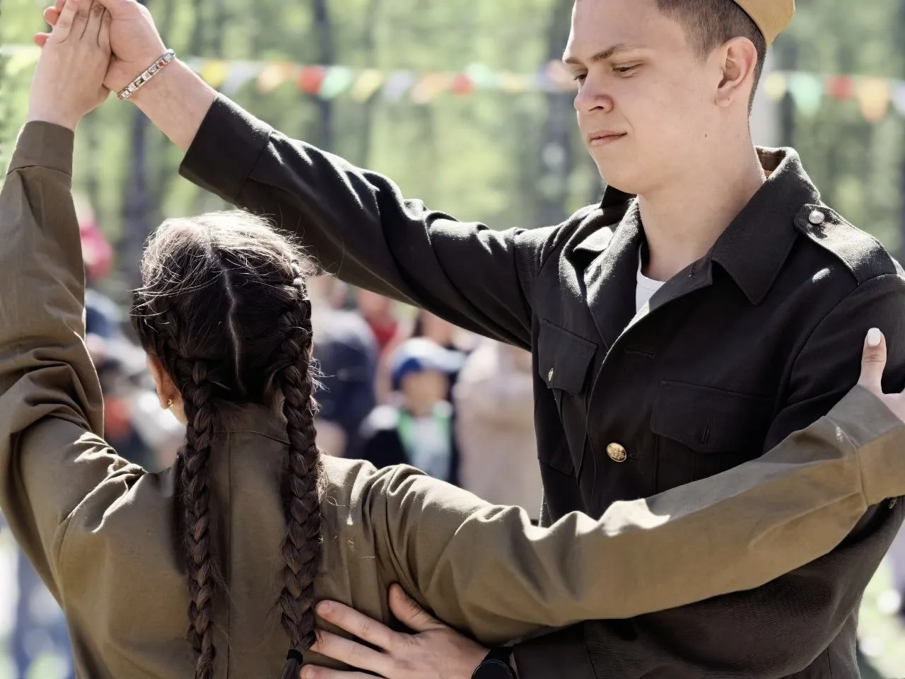 Сегодня в парке Победы на Высокой горе наши ученики подарили всем гостям настоящий праздник — исполн