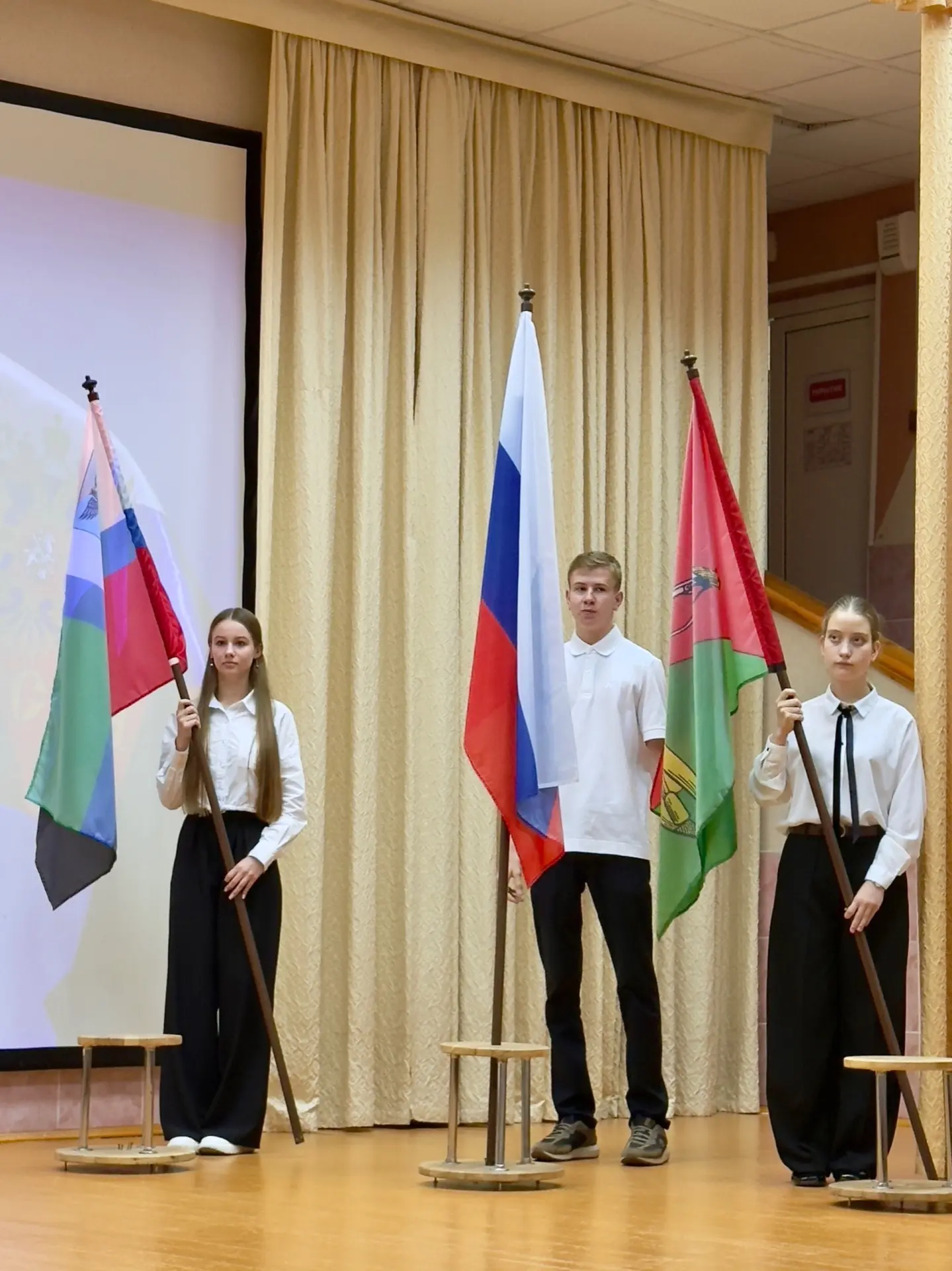 🇷🇺 Утро понедельника в #школе30 началось с главного!