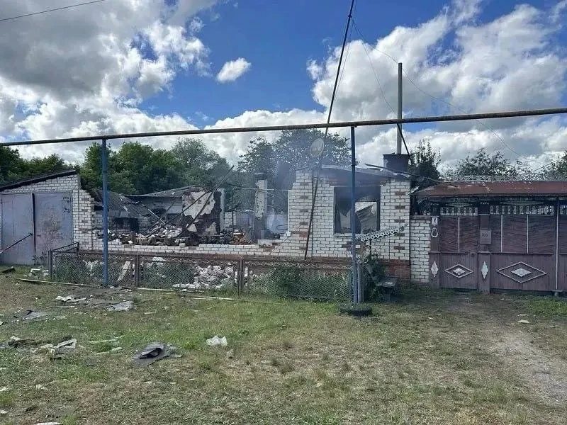 🙏  Полицейский спас 74-летнюю женщину из горящего дома после атаки ВСУ в Грайворонском...