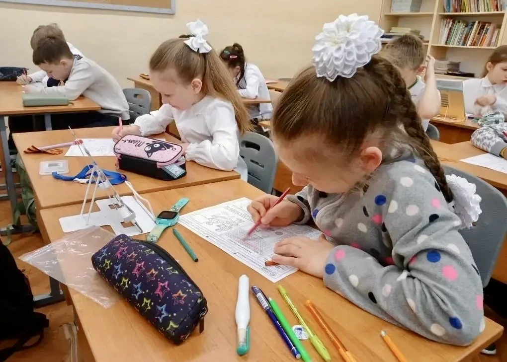Что значит работать в команде? Сила команды  🧑‍🧑‍🧒 Наши школьники сегодня на внеурочном занятии «Раз