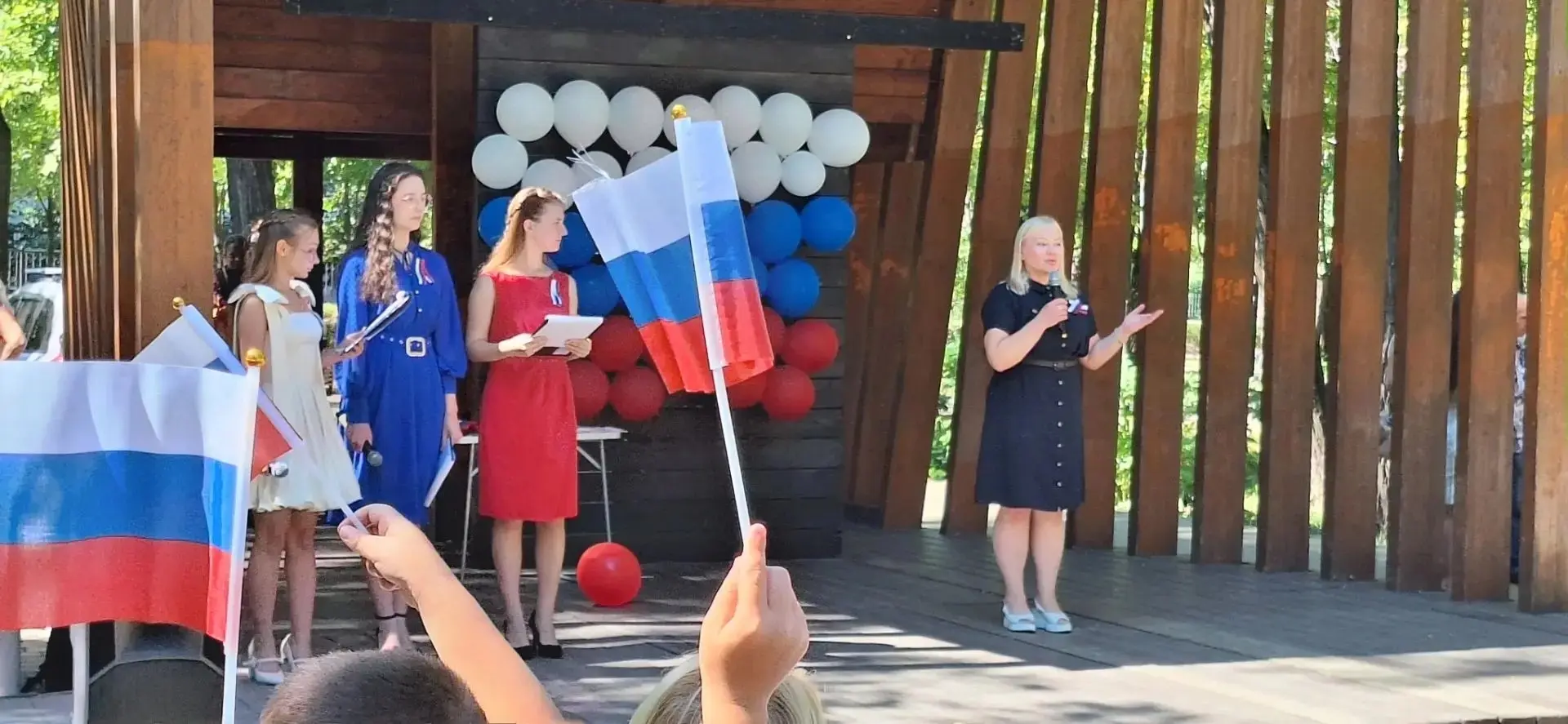 В Первомайском районе города Ростова-на-Дону, на сцене уютного парка «Осенний», состоял...