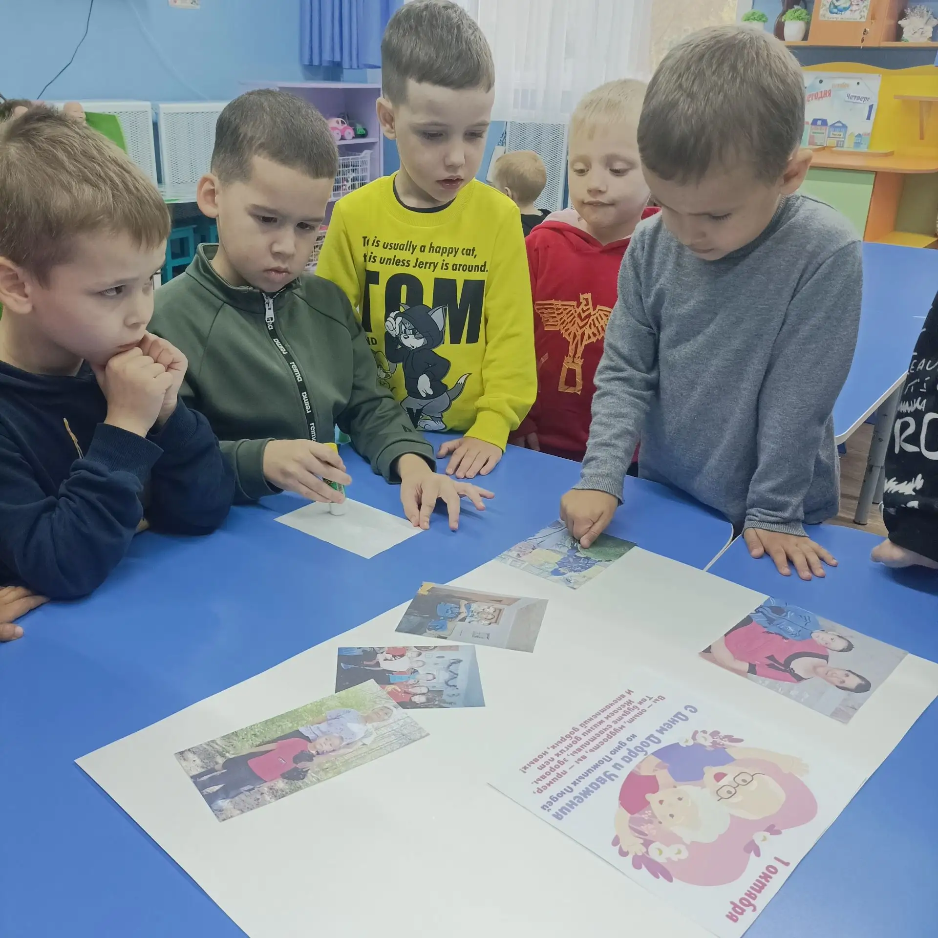 В преддверии Международного дня пожилых людей, дети старшей группы приняли активное уча...