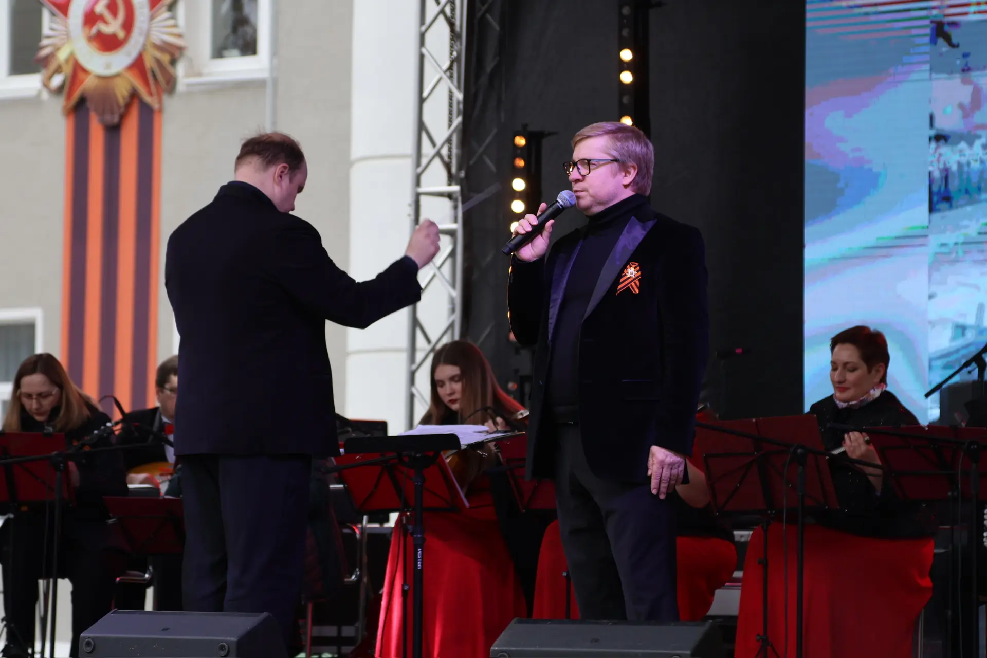 🎶 В Ступино на сцене перед Дворцом культуры прошел праздничный концерт в честь 81-й годовщины Победы