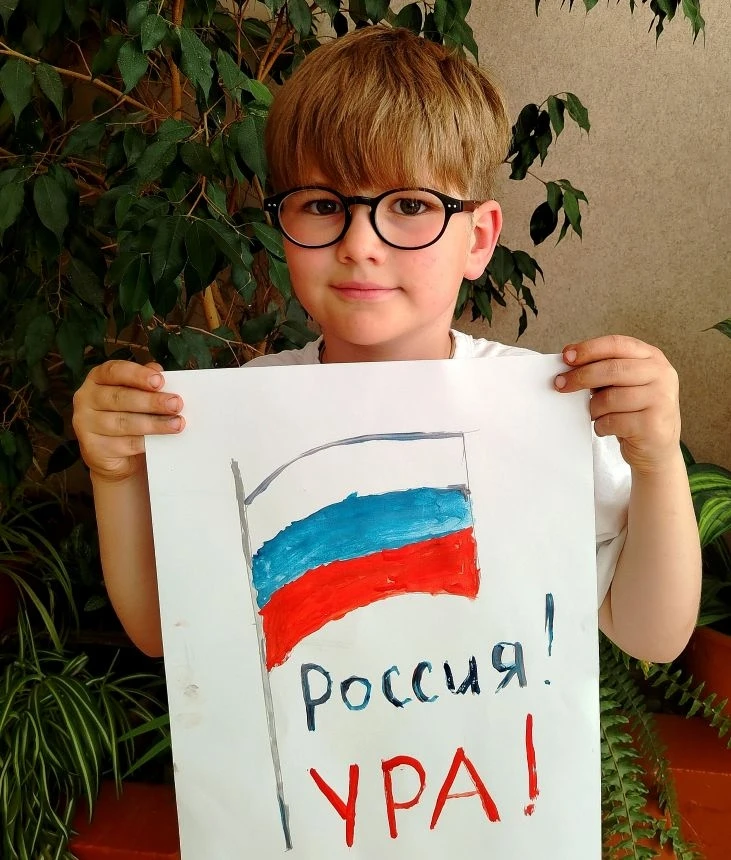 С Днем России нашей славной,🇷🇺⭐
Нашей Родины святой!
Всем желаем мира, счастья,
Гордости за край р