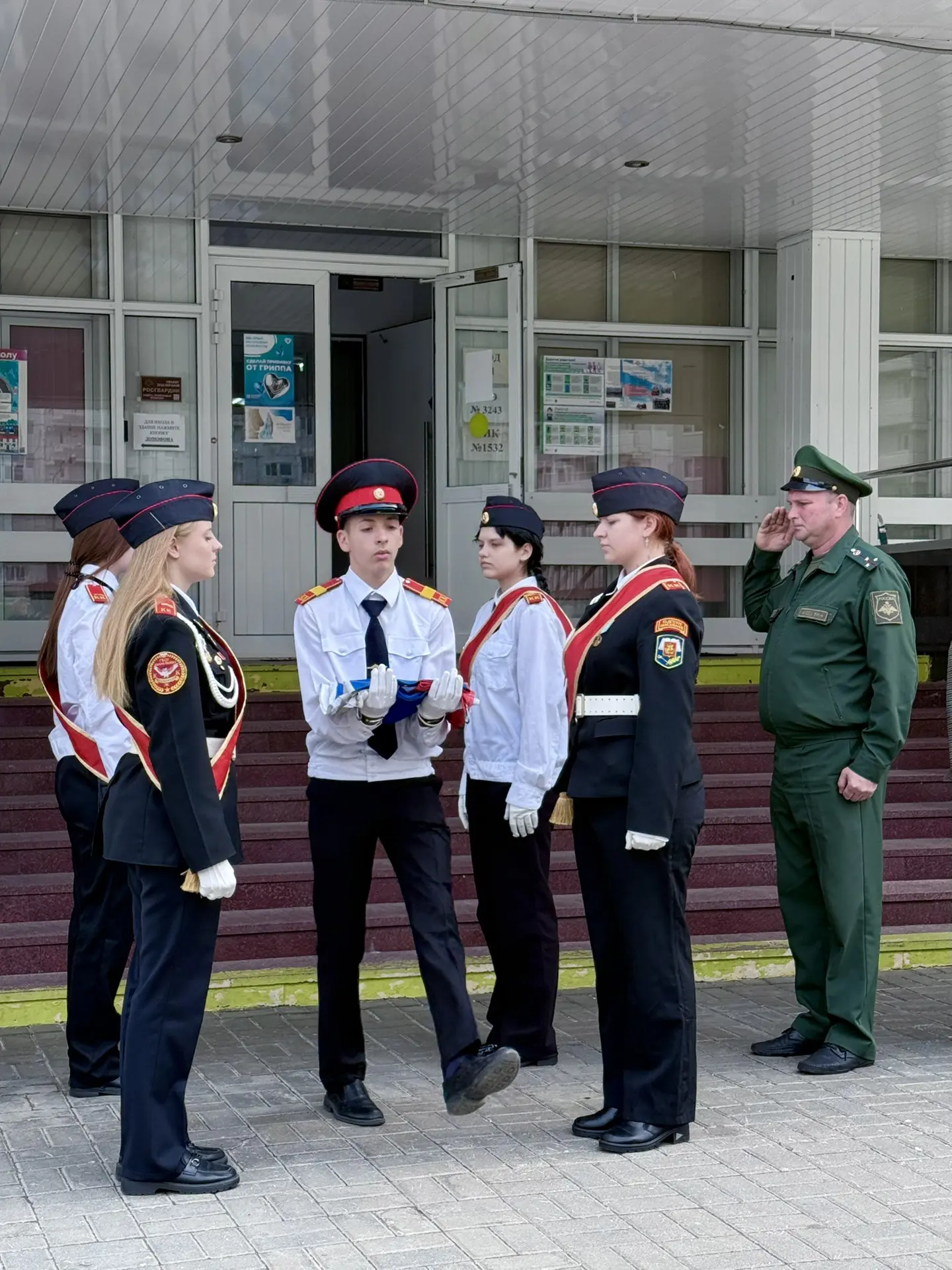 🇷🇺 Церемония поднятия Государственного флага РФ  Сегодня в нашей школе прошла традиционная церемония