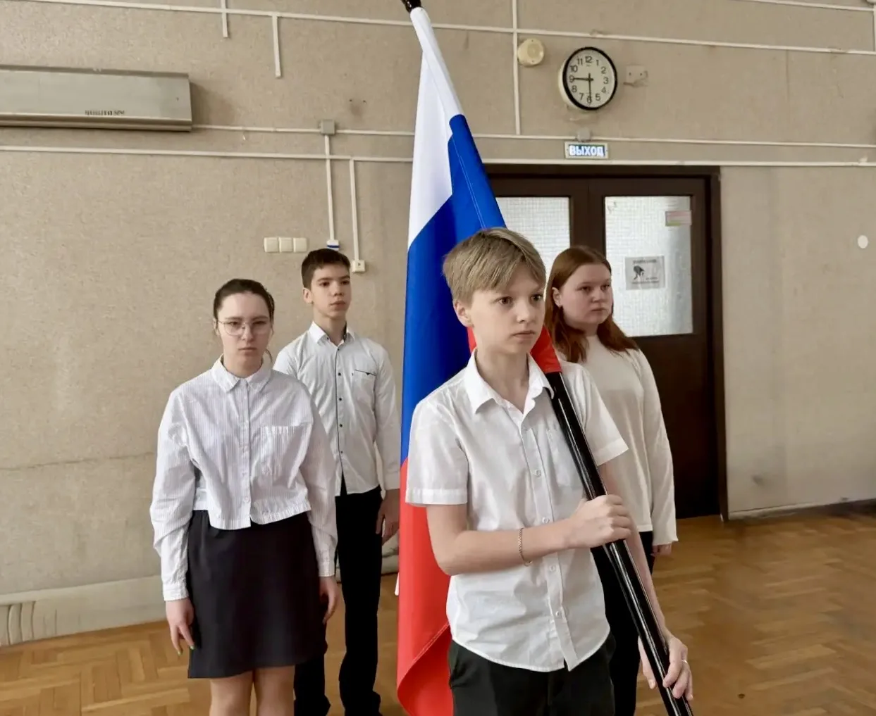 🇷🇺 Церемония поднятия флага  Каждую неделю наши ребята начинают с церемонии поднятия Государственног