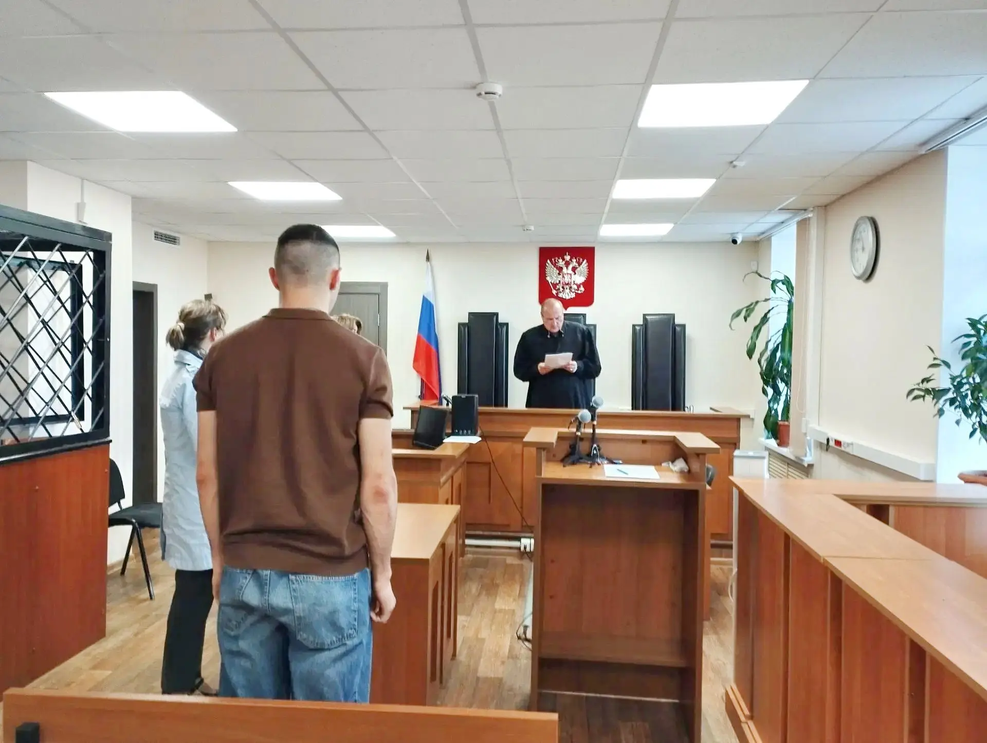 За причинение вреда здоровью средней тяжести сотруднику правоохранительных органов осуж...