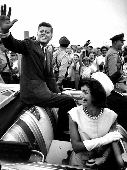 Джон Кеннеди за несколько минут до того, как был убит, 1963 год.