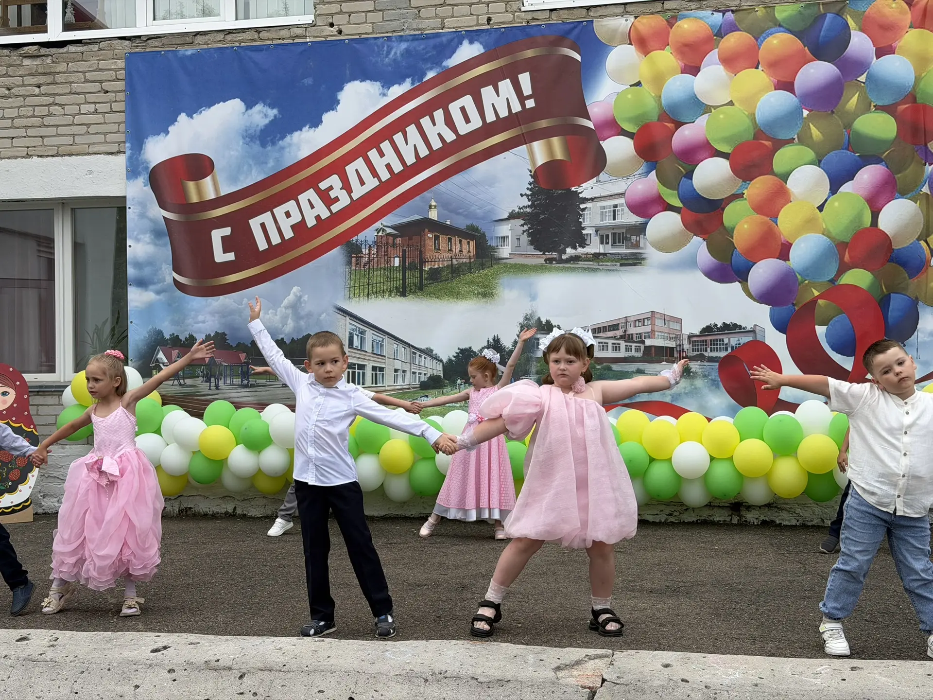 С Днём России! 🇷🇺 

Дорогие коллеги, родители и наши маленькие воспитанники!

Поздравляем вас с Дн