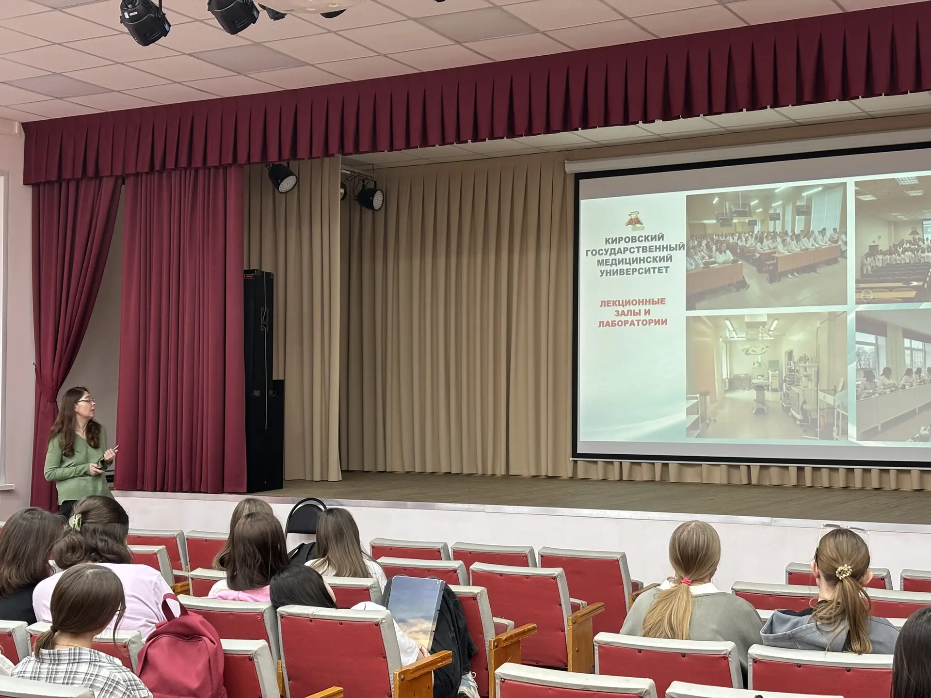 Профориентационная встреча 📍  Сегодня учащиеся 10 «В» и 11 «В» классов встретились с представителем 
