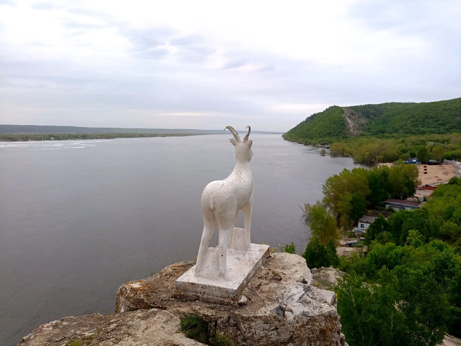 Доброе утро, город! ✨  🌺 Природа набирает силу, дни становятся длиннее и теплее, а значит — больше в