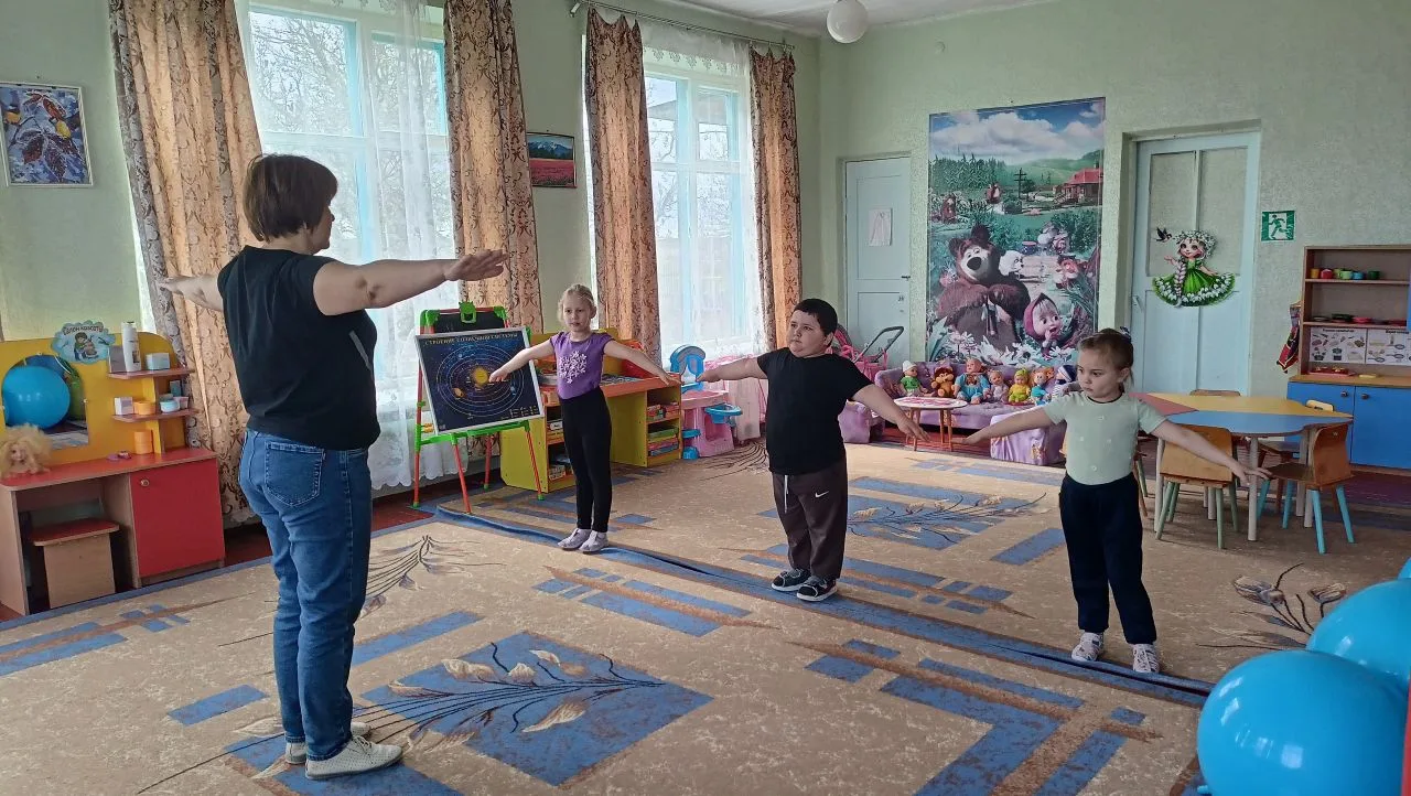 Чтобы не болеть ангиной
И простуды не бояться,
Советуем физической
Культурой заниматься!

В нашем де