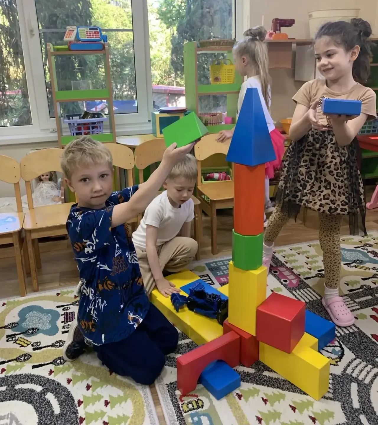 Сегодня в нашей старшей группе царила особая атмосфера созидания: ребята с головой погрузились в игр