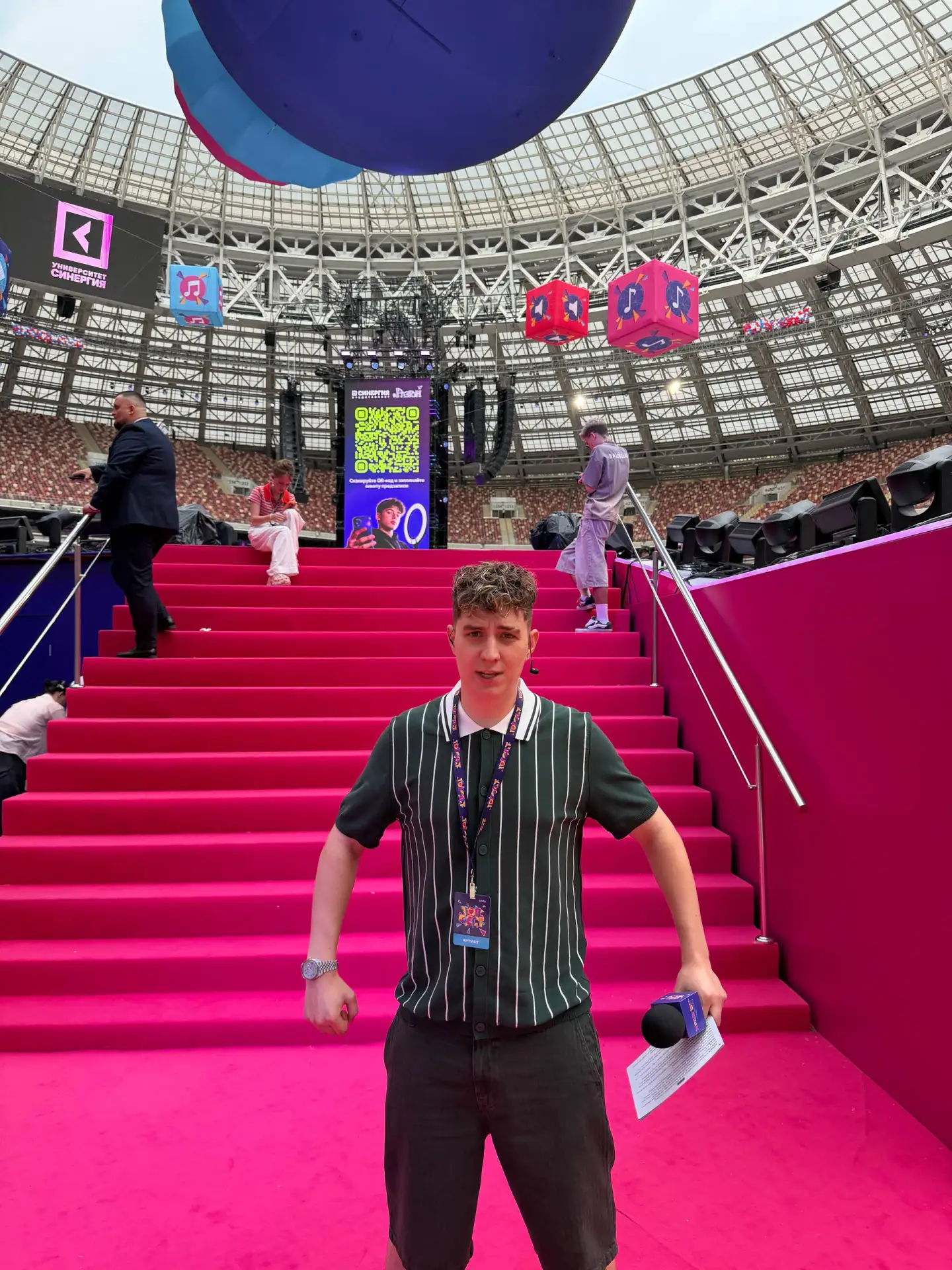 По мне разве видно, что я волнуюсь?)