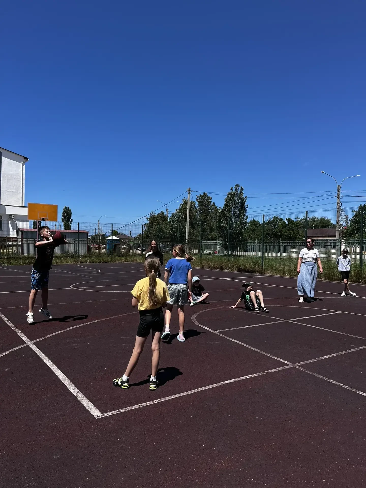 Сегодня в лагере был насыщенный и интересный день! ☀️ Утром ребята собрались на площадке для игры в 