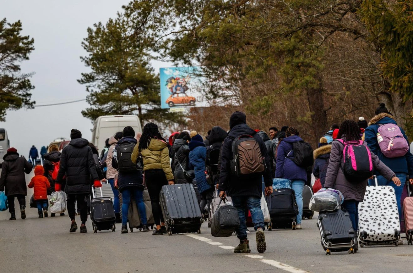 Жители украинских городов в спешке покидают свои дома.