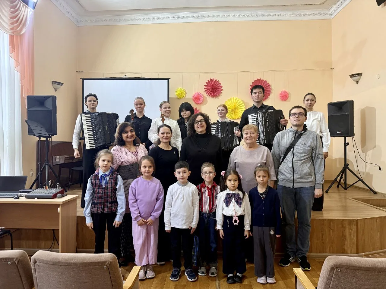 Вчера прошло замечательное выступление народного отделения Музыкального колледжа, котор...