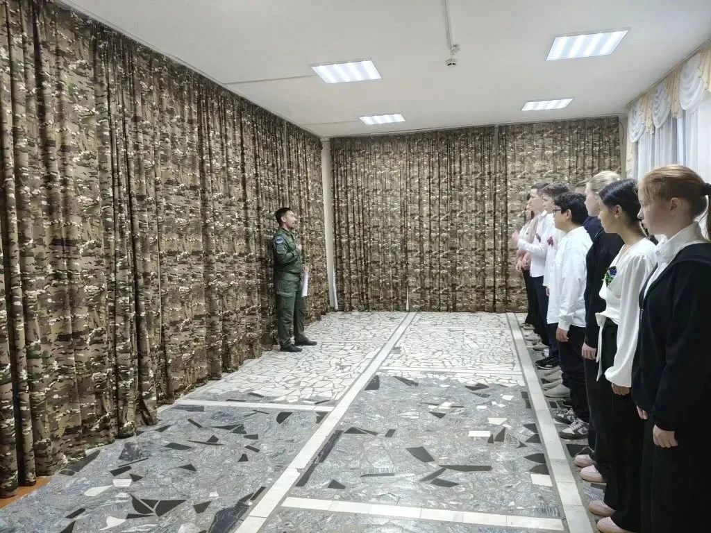 🇷🇺 07.05.2026г. Обучающиеся 8Б класа МБОУ лицей №3 посетили Центр Патриотизма 🇷🇺  Сотрудник Центра П