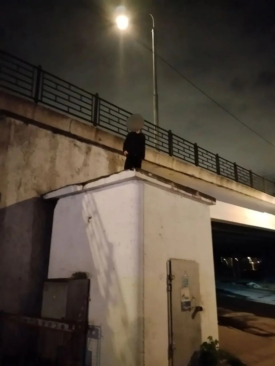 🫣 В Москве подросток застрял на крыше теплового пункта возле МЦД Петровско-Разумовская...
