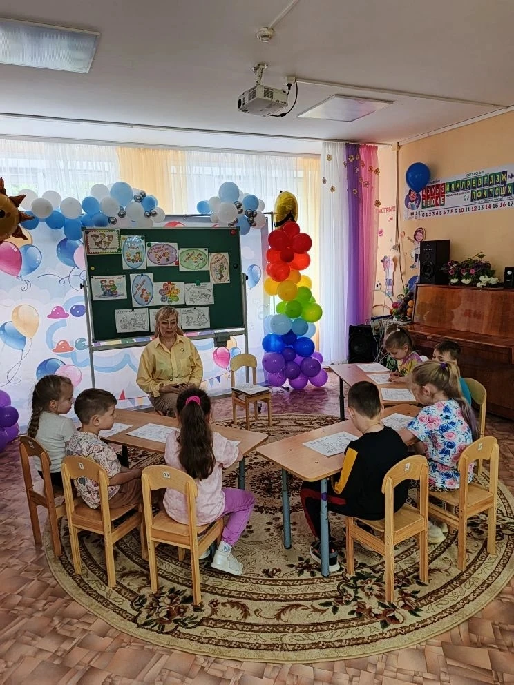 1 июня, в День защиты детей в подготовительной группе «Радуга» проведена беседа о права...