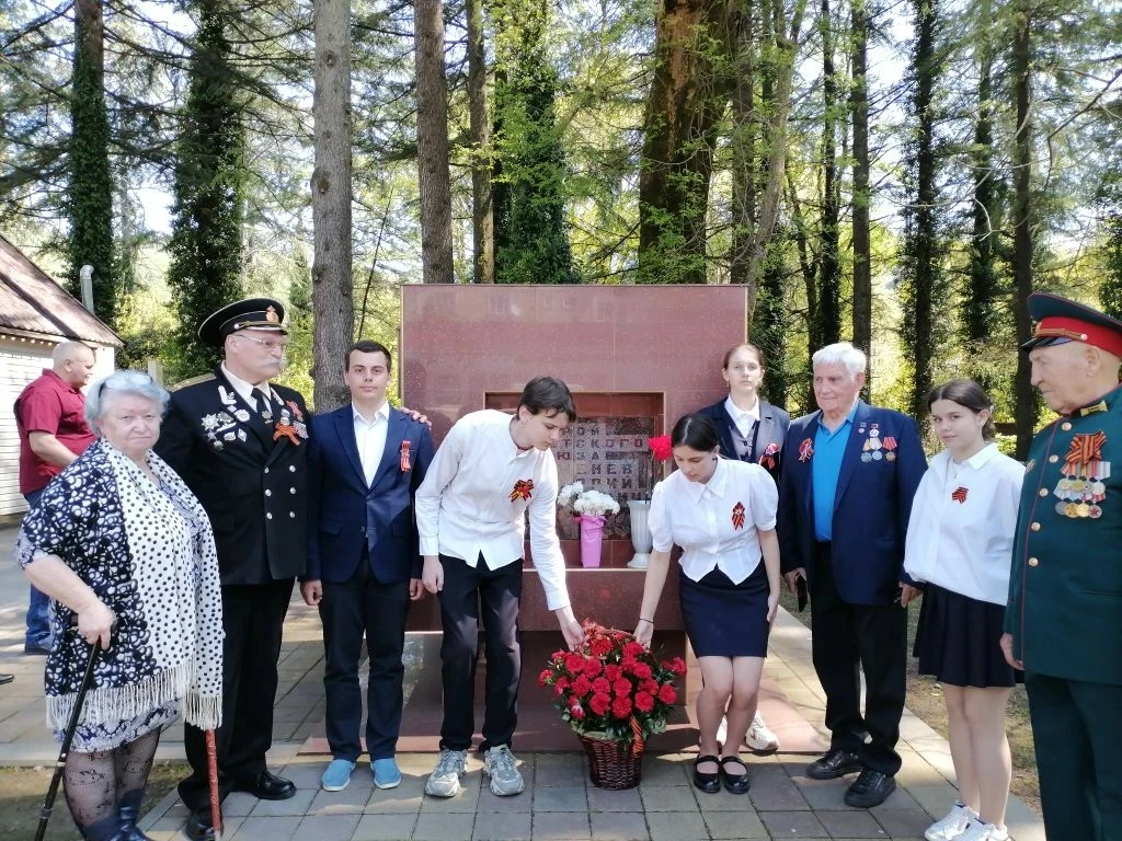 Вечная память герою  У памятника Герою Советского Союза Григорию Алексеевичу Чекменёву на Мацесте со