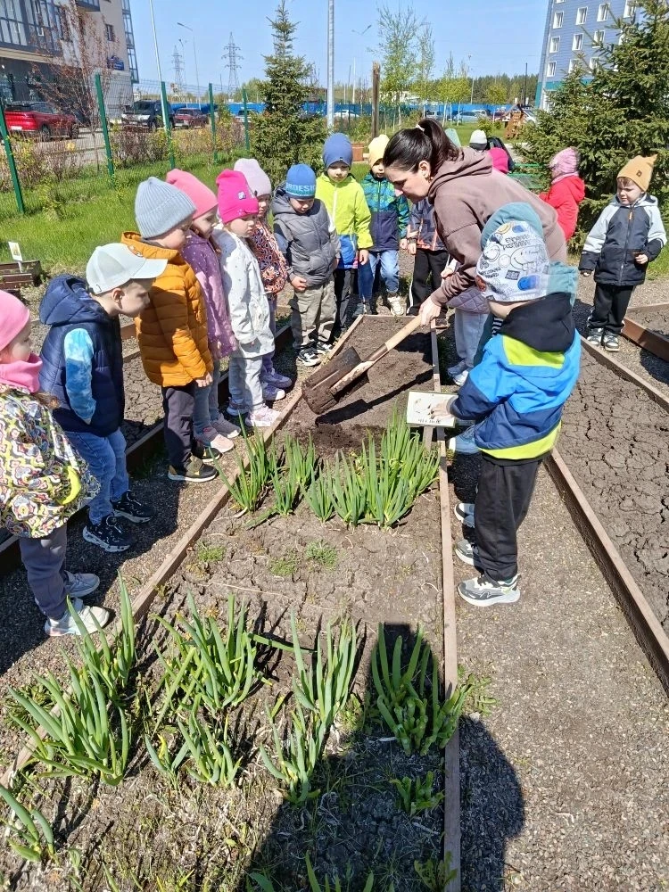 🌱 Маленькие огородники из группы «Любознайки» открыли дачный сезон!