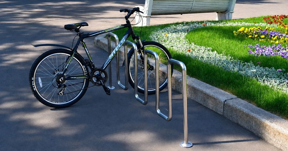 Велосипеду — место: как выбрать велопарковку для городской среды 🚲