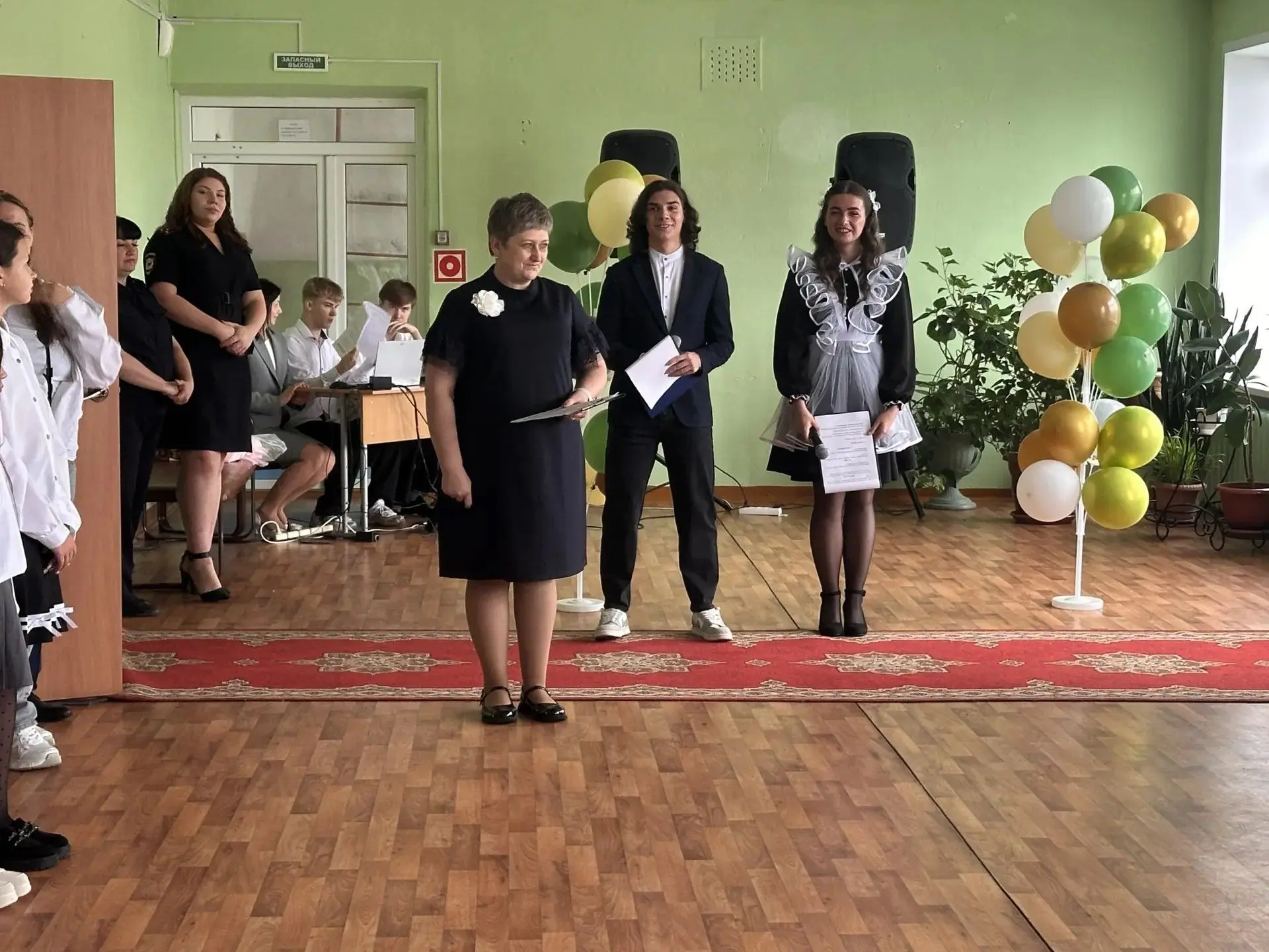 🎓 День Знаний в гимназии №8: торжественная линейка объединила учеников, педагогов и по...