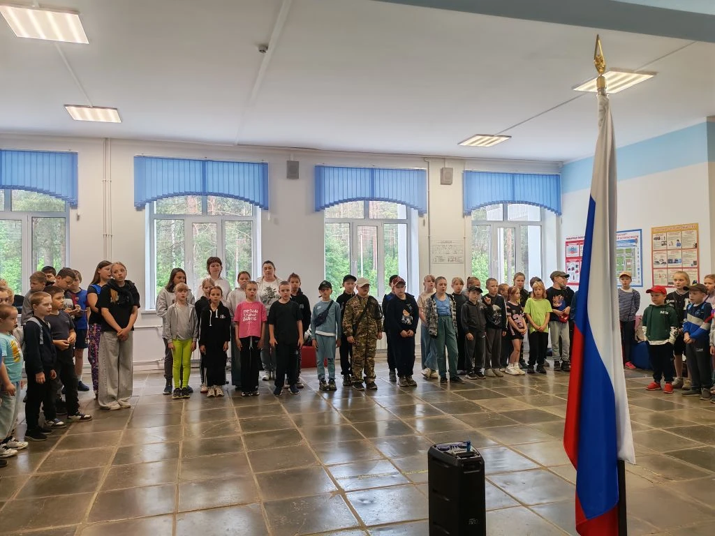 🌞 8-ой день в лагере "Солнышко". 

Традиционно новая неделя у нас началась с поднятия флага и испол