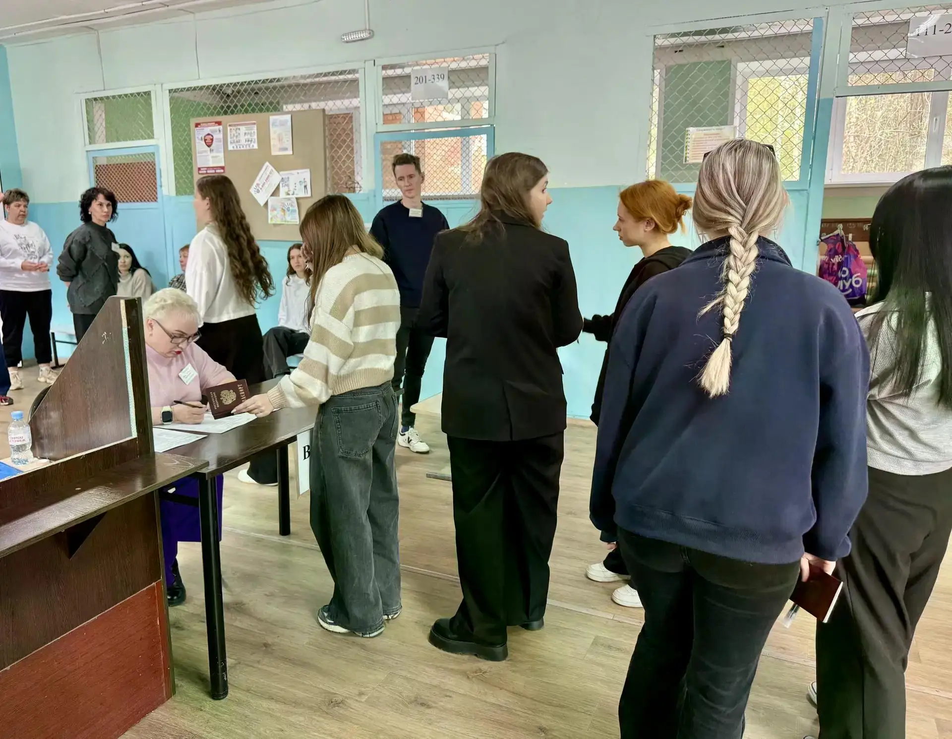 Вчера в МБОУ «Школа № 2 им. Ю.А. Гагарина» прошел пробный ЕГЭ по информатике и общество...