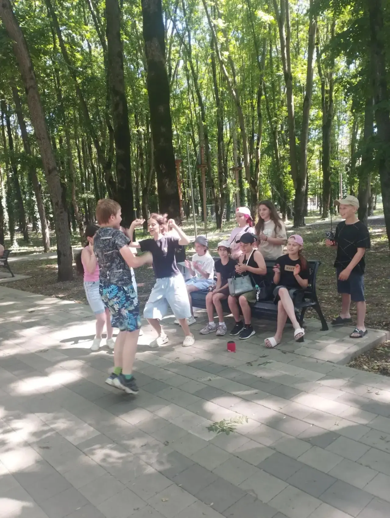 🇷🇺 11-й день лагеря: завтрак, парк, асфальт и приключения!

А дальше нас ждал выезд в парк! Там мы